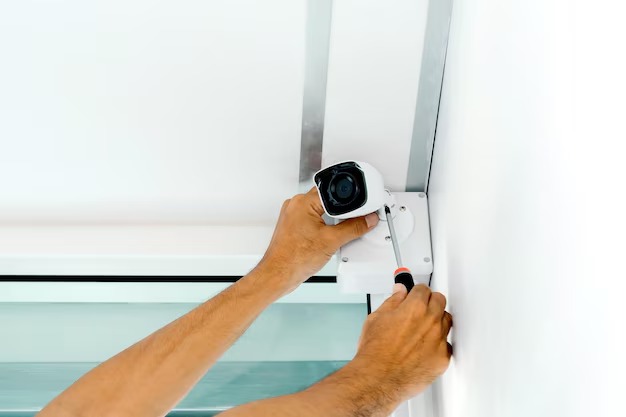 imgi_107_tecnicos-usando-destornillador-instalar-camaras-cctv-paredes_47469-2404