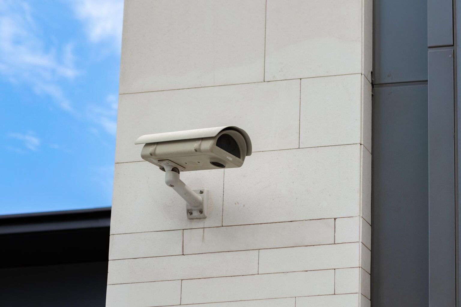 Camara-vigilancia-incorporada-pared-piedra-edificio_93675-131321